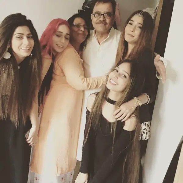 family picture of sara khan