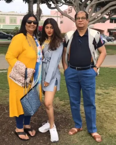 rajvi brahmbhatt with her parents