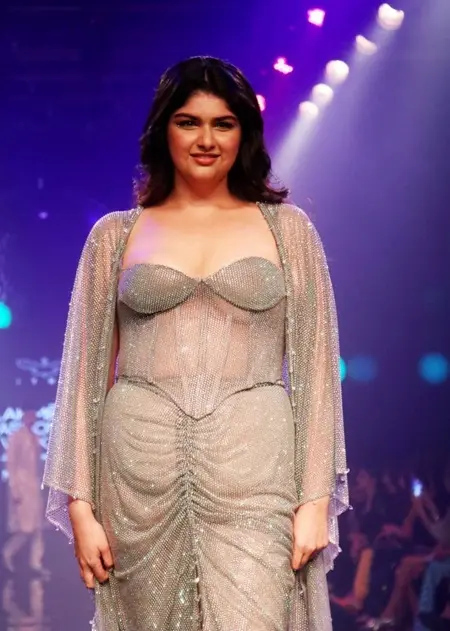 anshula kapoor walking the ramp