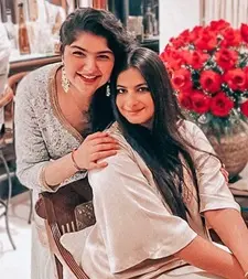 anshula kapoor with cousin rhea kapoor