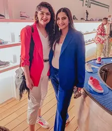 anshula kapoor with cousin sonam kapoor