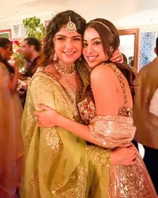 anshula kapoor with sister janhvi kapoor