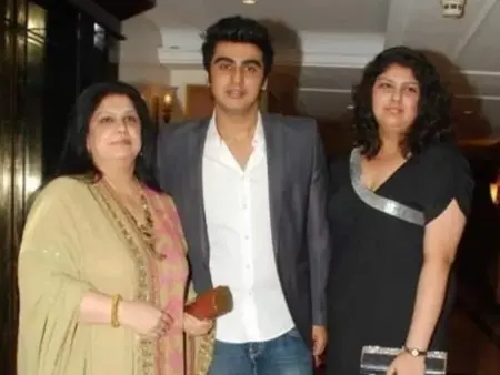 arjun kapoor and-anshula kapoor with mother mona shourie