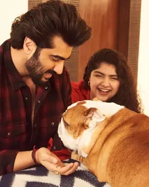 arjun kapoor and anshula kapoor with pet dog maximus