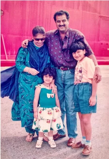 childhood picture of anshula kapoor with her brother and parents