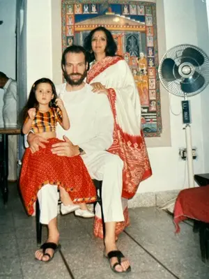 childhood picture of isha sharvani with her parents