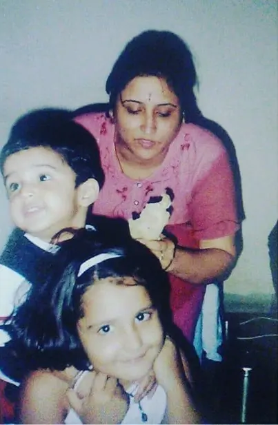 childhood picture of riya kishanchandani with her mother and brother