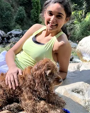 kashish khan with her pet dog