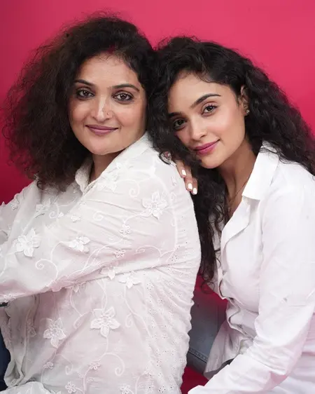 kashish khan with mother anamika pandey