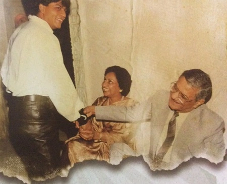 rare picture of shahrukh khan with gauri's parents