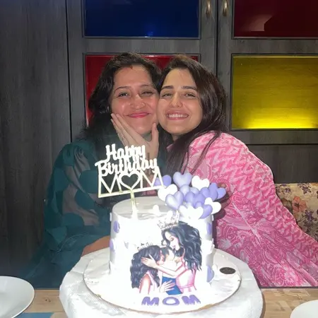 riya kishanchandani with mother ashwini kishanchandani