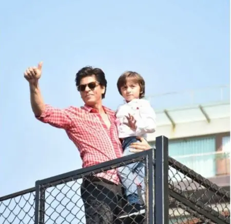 shahrukh khan and abram khan waving to fans outside mannat