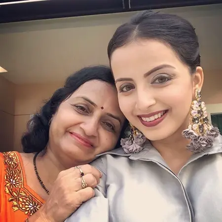 shrenu parikh with mother smita parikh