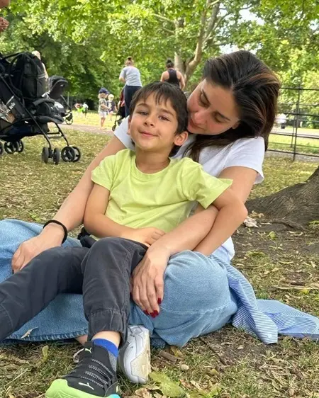 taimur ali khan with mother kareena kapoor