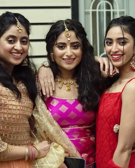 aishwarya sharma with her sisters