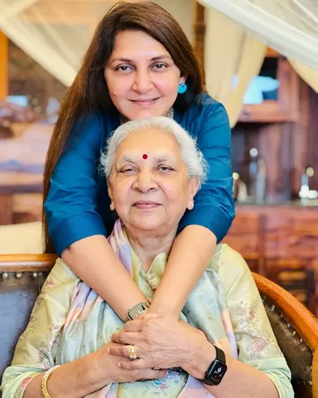 anar patel with mother anandiben patel