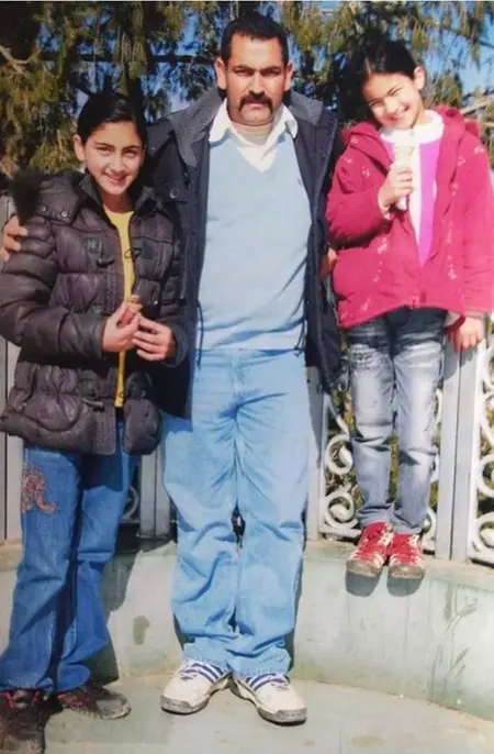 childhood picture of pratibha ranta and abha ranta with their father