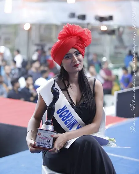 hemanshi ruparel with her miss maharashtra 2018 trophy