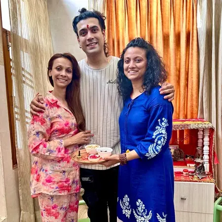 jubin nautiyal with his sisters niharika and varsha