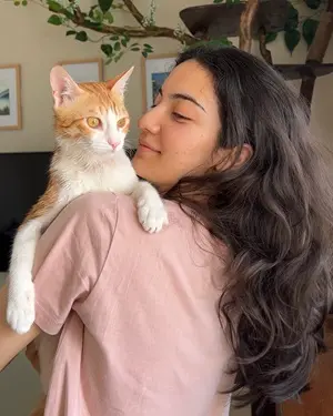 pratibha ranta with her pet cat