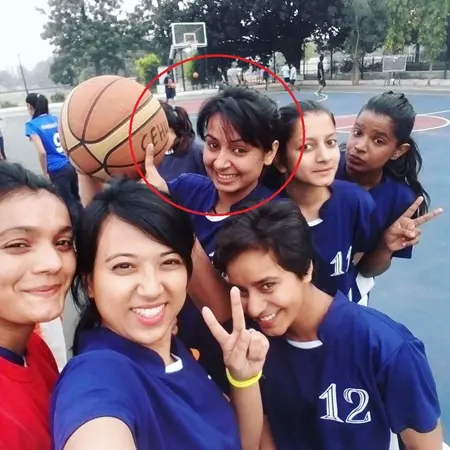 sakshi pant with her basketball team