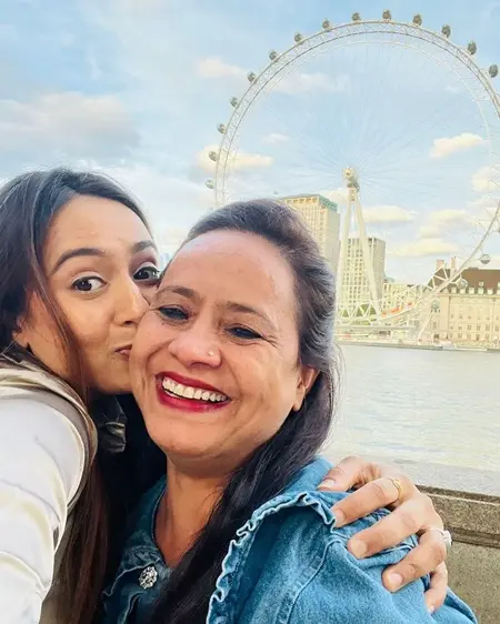 sakshi pant with her mother saroj pant