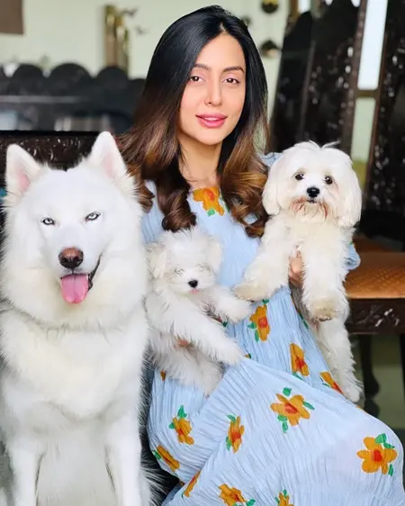 sanskruti patel with her pet dogs