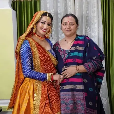 shweta mahara with mother sunita mahara