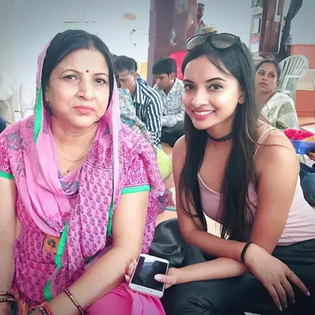 annsh shekhawat with her mother