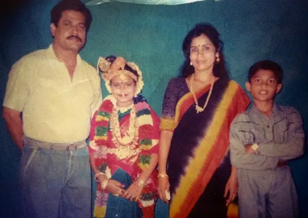 childhood picture of harshiv karthik with his family