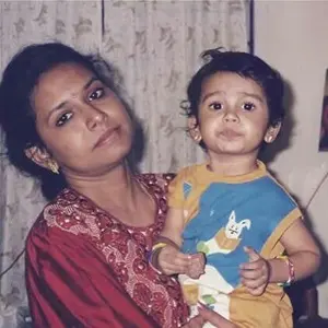 childhood picture of samyuktha viswanathan with her mother