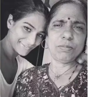 poonam pandey with mother vidya pandey