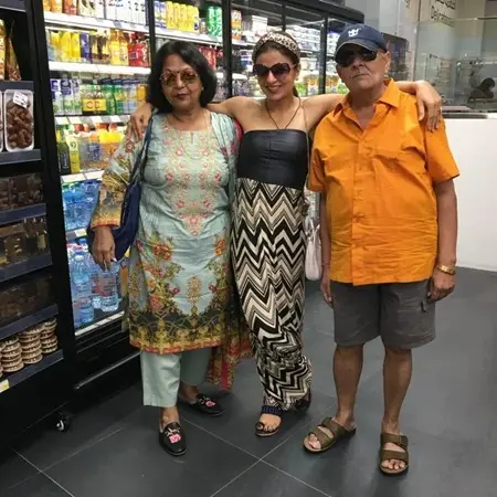 priyanka bassi with her parents