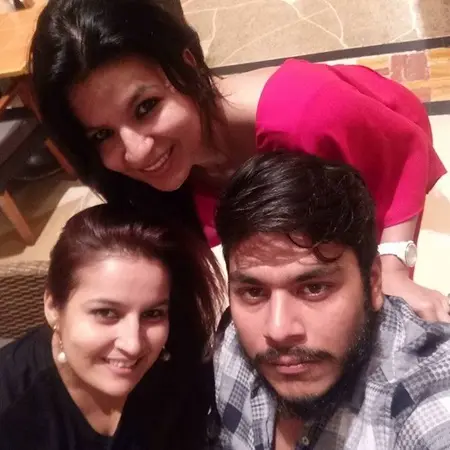 priyanka bassi with her siblings
