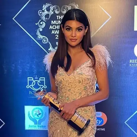 richa ravi sinha with her award