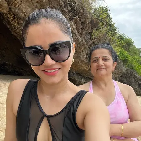 rubina dilaik with mother shakuntla dilaik