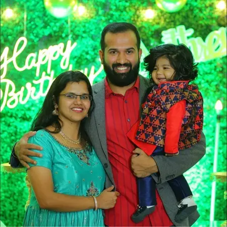 sabaorish ravichandran with wife aishwarya and son