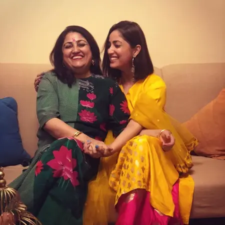 yami gautam with mother anjali gautam
