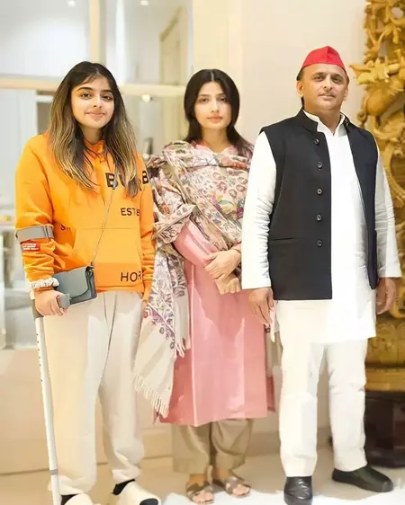 aditi yadav with her parents