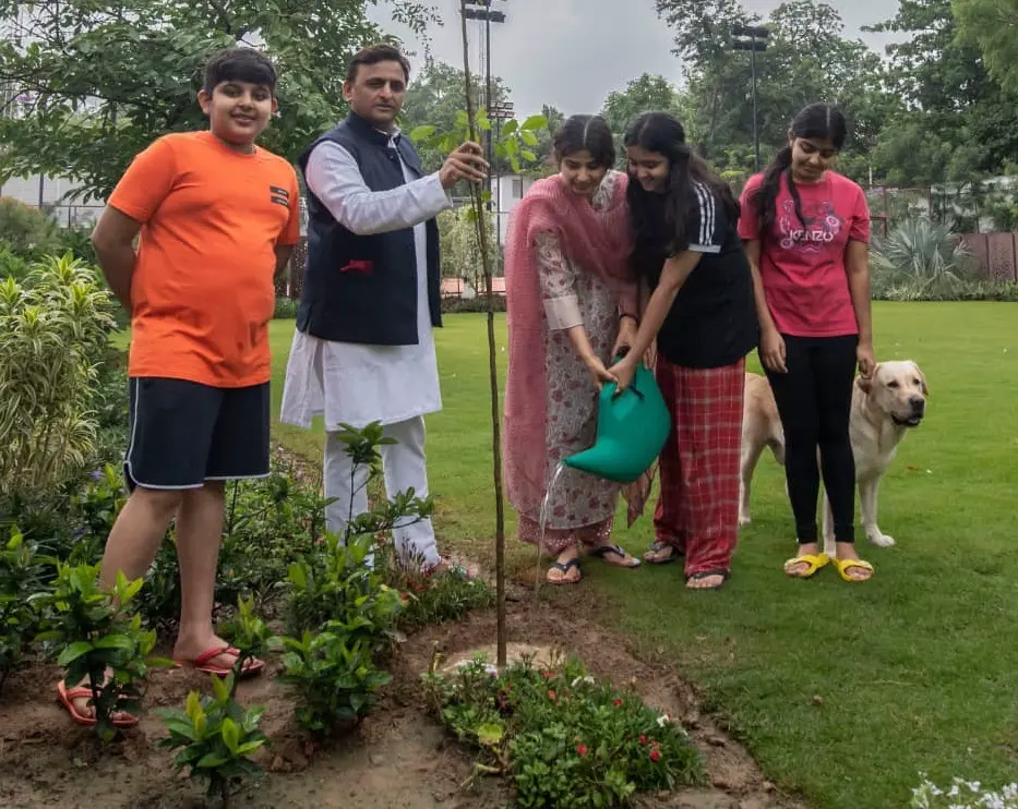 akhilesh yadav with his family