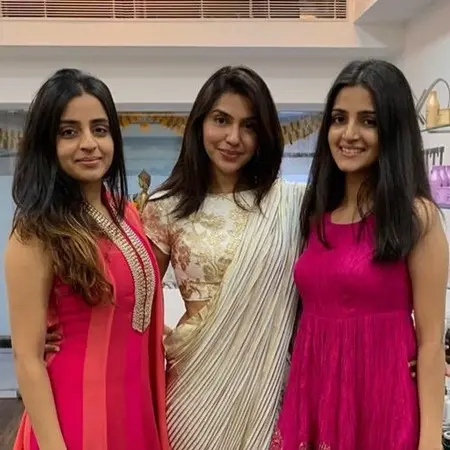 alka verma with her sisters