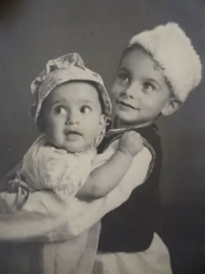 childhood picture of kabir bedi with sister gulhima bedi