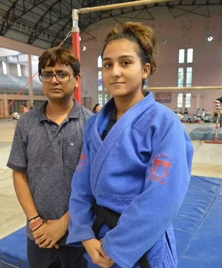 judoka priya sharma with coach parveen thakur