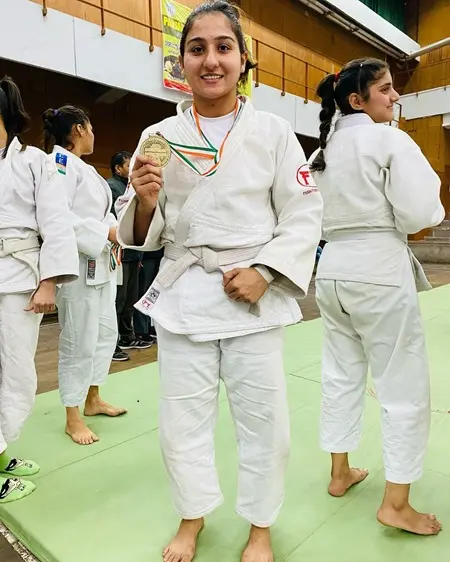 judoka priya sharma with her medal