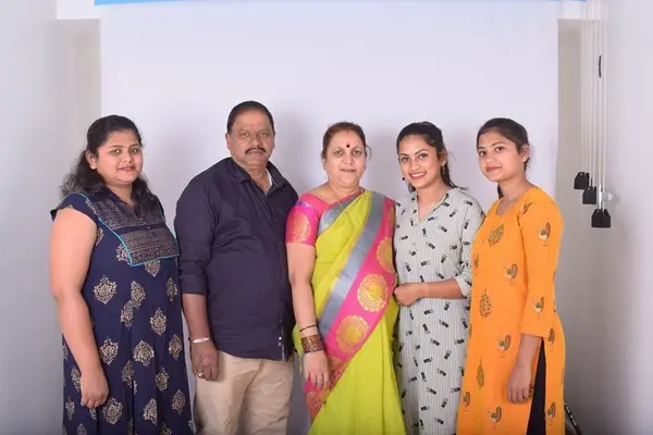 madhumitha hirannaiah with her family