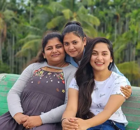 madhumitha hirannaiah with her sisters
