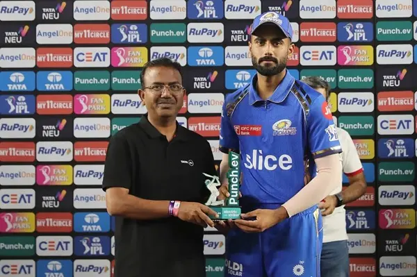 Naman Dhir with his award