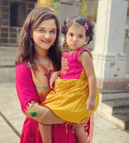 radhika dhopavkar with daughter aarya rahane