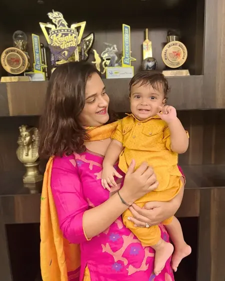 radhika dhopavkar with son raghav rahane