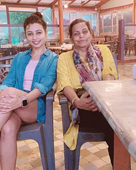 reecha sinha with mother vibha sinha